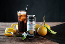 Laden Sie das Bild in den Galerie-Viewer, Bunte Flasche San Pellegrino Chinò Chinotto Getränk mit dunkler Limonade und Etikett, ideal für Erfrischungen