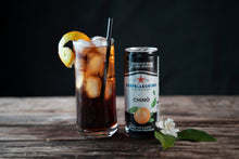Laden Sie das Bild in den Galerie-Viewer, Bunte Flasche Chinotto Chinò von San Pellegrino, ein erfrischendes italienisches Getränke mit dunkler Flüssigkeit.