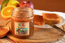 Laden Sie das Bild in den Galerie-Viewer, Bergamotte Marmelade von Feinkost Ranieri, kalabrische Spezialität, in einem Glas mit frischer Bergamotte und Marmeladefüllung.