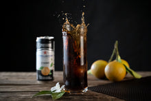 Laden Sie das Bild in den Galerie-Viewer, Bunte Flasche Chinotto Chinò von San Pellegrino, erfrischendes italienisches Getränk mit dunkler Flüssigkeit und goldener Etikette