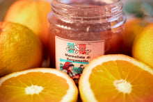 Laden Sie das Bild in den Galerie-Viewer, Bergamotte Marmelade von Feinkost Ranieri, kalabrische Spezialität, in einem Glas mit Marmelade gefüllt, Nahaufnahme