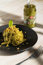 Laden Sie das Bild in den Galerie-Viewer, Feinkost Ranieri Pesto Pistazien aus Sizilien, 190g, cremige grüne Pistazienpaste in Glas.