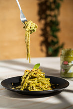 Laden Sie das Bild in den Galerie-Viewer, Pistazien-Pesto aus Sizilien in 190g Verpackung, Feinkost Ranieri, cremige grüne Pesto mit gerösteten Pistazien.