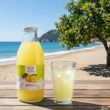 Laden Sie das Bild in den Galerie-Viewer, Bergamottensaft in einer 0,75-L-Flasche von Feinkost Ranieri, Nahaufnahme der Flasche auf weißem Hintergrund