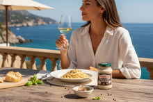 Laden Sie das Bild in den Galerie-Viewer, Feinkost Ranieri Pesto Ricotta mit Trüffel und schwarzem Pfeffer, 190g, auf einem gedeckten Tisch, cremige Konsistenz sichtbar