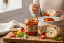 Laden Sie das Bild in den Galerie-Viewer, Feinkost Ranieri Bomba Calabrese, kalabrisch scharfe Antipasti in Öl, in einer stilvollen Lifestyle-Darstellung.