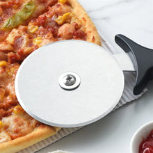 Laden Sie das Bild in den Galerie-Viewer, Pizzaschneider Profi Pizzaroller Edelstahl Pizzamesser Pizza-Roller 23cm ø