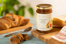 Laden Sie das Bild in den Galerie-Viewer, Feigenkonfitüre von Feinkost Ranieri, kalabrische Süßigkeit, cremige Marmelade aus weißem Feigen, auf weißem Hintergrund.
