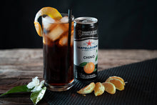 Laden Sie das Bild in den Galerie-Viewer, San Pellegrino Chinotto Chinò Getränk in Flasche, dunkle Flüssigkeit, erfrischendes italienisches Erfrischungsgetränk
