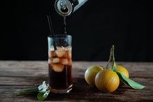 Laden Sie das Bild in den Galerie-Viewer, Erfrischende Chinotto Chinò San Pellegrino Getränk in einer Flasche, mit dunkler Flüssigkeit und etikett im Bild.
