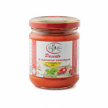 Laden Sie das Bild in den Galerie-Viewer, Scharfe Peperoncino Passata von Le Fresie in 180 g Glas, ideal für pikante Saucen und Pasten, hergestellt von Feinkost Ranieri.
