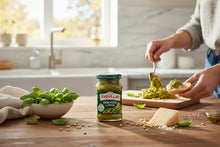 Laden Sie das Bild in den Galerie-Viewer, Jars mit Basilikum-Pesto von Feinkost Ranieri, 190g, mit frischen grünen Basilikumblättern und cremiger Pesto-Textur.

