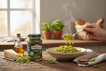 Laden Sie das Bild in den Galerie-Viewer, Basilikum-Pesto von Feinkost Ranieri in 190g Glas, cremige Konsistenz und frischer Basilikumduft sichtbar in der Dose
