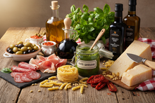 Laden Sie das Bild in den Galerie-Viewer, Feinkost Ranieri Pesto Ricotta mit Trüffel und schwarzem Pfeffer, 190g, cremige italienische Spezialität in Glas
