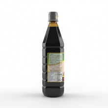 Laden Sie das Bild in den Galerie-Viewer, Feinkost Ranieri Öncü Granatapfelsauce, Nar Ekşili Sos in einer 800 g Flasche, zeigt die dunkle, glänzende Sauce in einem Glas.
