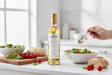 Laden Sie das Bild in den Galerie-Viewer, Mediterraner Fusion feinkost Ranieri weißer Essig in 500 ml Flasche, Lifestyleaufnahme mit Essigflasche auf Küchenarbeitsfläche

