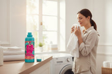 Laden Sie das Bild in den Galerie-Viewer, Feinkost Ranieri Ayurveda Weichspüler Amla Patchouli in 750 ml Flasche, zeigt Lifestyle-Bild mit Reinigungsmittel und natürlichen Duftnoten
