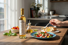 Laden Sie das Bild in den Galerie-Viewer, Mediterraner Feinkost Ranieri weißer Essig in 500 ml Flasche, Lifestyle-Shot mit Küchenhintergrund, hochwertige Essig-Quelle
