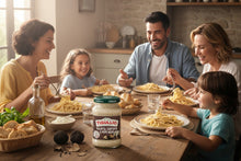 Laden Sie das Bild in den Galerie-Viewer, Feinkost Ranieri Pesto Ricotta mit Trüffel und schwarzem Pfeffer in 190g Glas, cremige Spezialität auf einem Teller.
