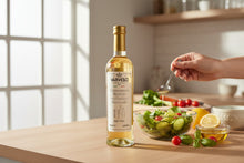 Laden Sie das Bild in den Galerie-Viewer, Feinkost Ranieri mediterraner Varvello weißer Essig in 500 ml Flasche, Lifestyle-Shot mit Essig im Küchenumfeld
