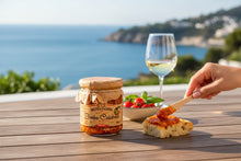 Laden Sie das Bild in den Galerie-Viewer, Kalabrische scharfe Bomba Calabrese in Öl, Antipasti von Feinkost Ranieri, in einer stilvollen Lifestyle-Darstellung.
