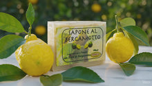 Laden und Abspielen von Videos im Galerie-Viewer, Bergamotte Seife Natur – Italienische Naturseife mit frischem Zitrusduft
