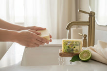 Laden Sie das Bild in den Galerie-Viewer, Bergamotte Seife Natur – Italienische Naturseife mit frischem Zitrusduft
